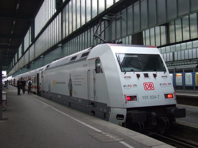 101 034 In Form mit EC 390 am 7.2.2009 in Stuttgart Hbf