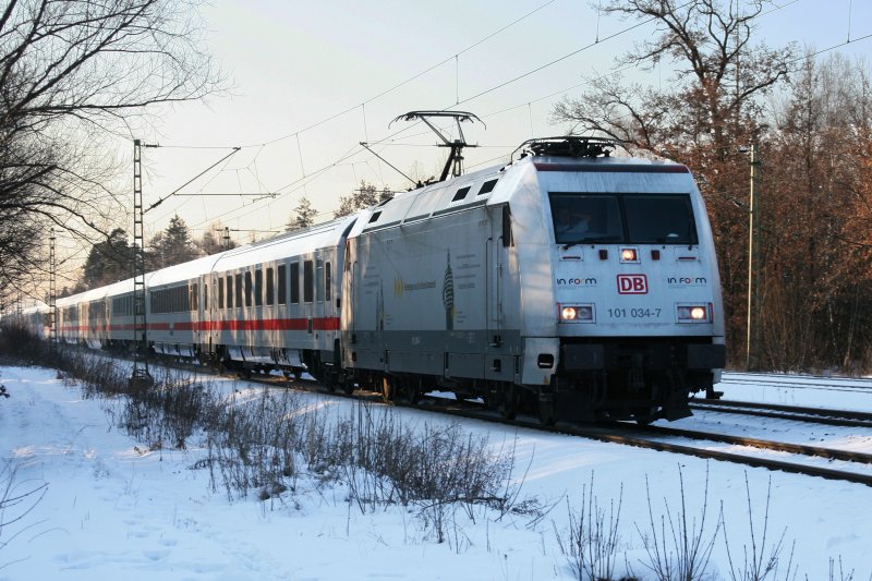 101 034 (In Form) mit EC 319 am 18.02.2009 in Haar (bei Mnchen).