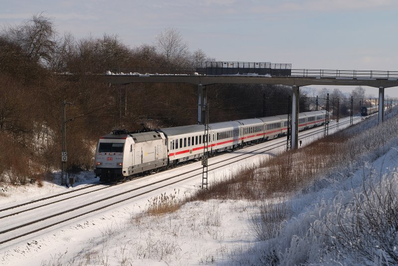 101 034 (In Form) mit EC 318 bei Hattenhofen (19.02.2009)