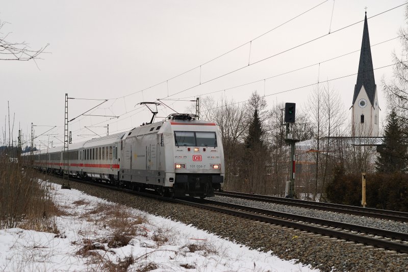 101 034 (In Form) mit EC 115 in Grokarolinenfeld (22.02.2009)