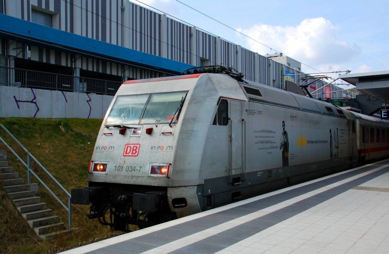 101 034  in form  steht am 09.04.09 mit einem IC in Berlin Gesundbrunnen.