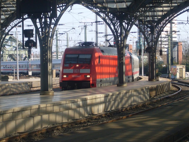 101-034 kommt mit einem IC in den Klner Hbf aus Richtung Deutz eingefaherm. Aufgenommen am 25.03.07