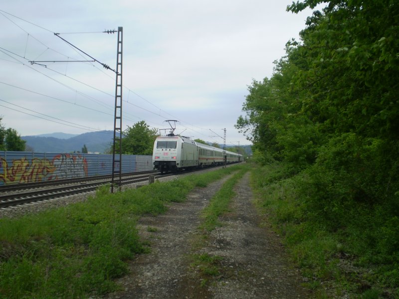 101 034 mit dem InterCity 2105 nach Karlsruhe Hbf kurz vor Freiburg Hbf.  5.5.09