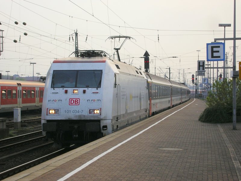101 034 mit EC 100 von Chur nach Hamburg Altona, Einfahrt Dortmund Hbf.(18.04.2009)