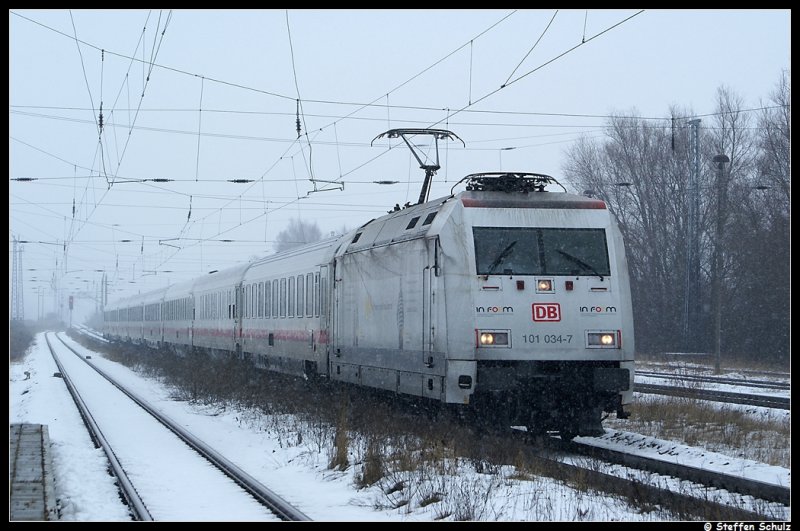 101 034 mit IC 2377 aus dem Ostseebad Binz konnte ich am 15.02.08 in Bentwisch ablichten.