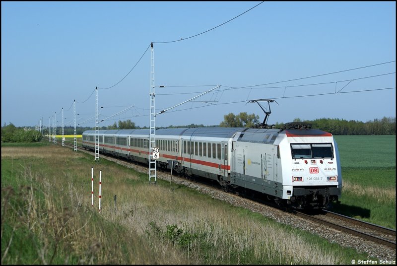 101 034 mit IC 2379 aus Binz kurz vor vor dem n�chsten Halt in Rostock.Aufgenommen am 01.05.09 in M�nchhagen.