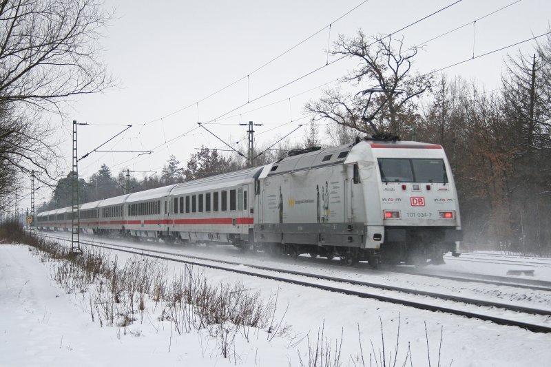 101 034 schiebt EC 114 Richtung Mnchen. Aufgenommen am 21.02.2009 in Haar (bei Mnchen).