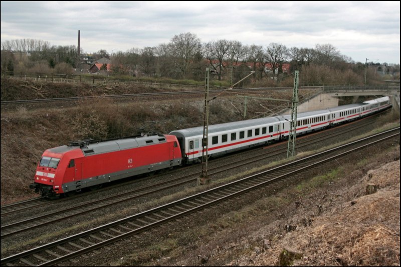 101 034 verbindet mit dem InterCity 2027, von Hamburg-Altona nach Frankfurt(Main)Hauptbahnhof, die Hansestadt mit der Mainmetropole und wird bald den Bahnhof Witten durchfahren. (09.03.2008)