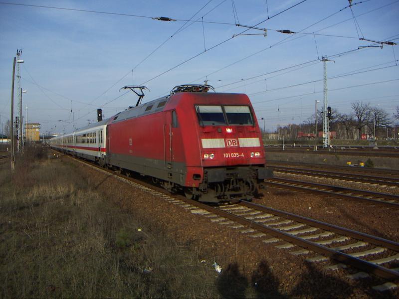 101 035-4 bei der einfahrt in denn Bahnhof Berlin Schnefeld Flughafen am 4.4.05