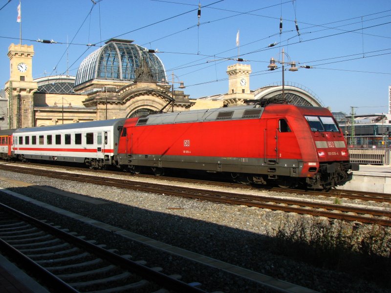 101 035-4 brachte einen EC nach Dresden er wird von einer 371 bernommen.12.10.08.