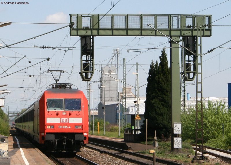 101 035-4 mit dem EC7 nach Chur bei der Durchfahrt Friesenheim (Baden) am 2.5.08