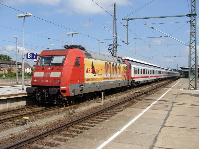 101 035-4 mit Werbung  ARD Buffet  und IC 2035 nach Leipzig auf Gleis 7 in Magdeburg Hbf. Fotografiert am 31.05.2009