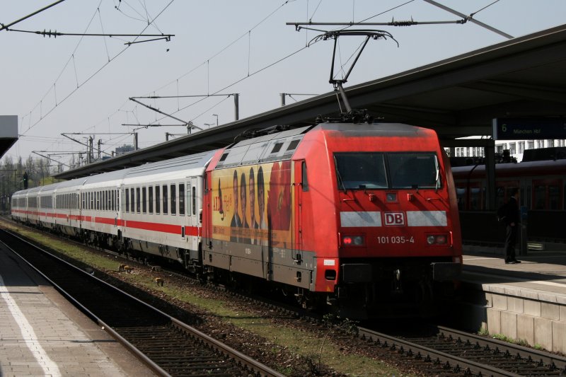 101 035 (ARD Buffet) mit D 1280 “Groglockner“ (Zell am See – Mnchen) am 13.04.2009 in Mnchen Ost.