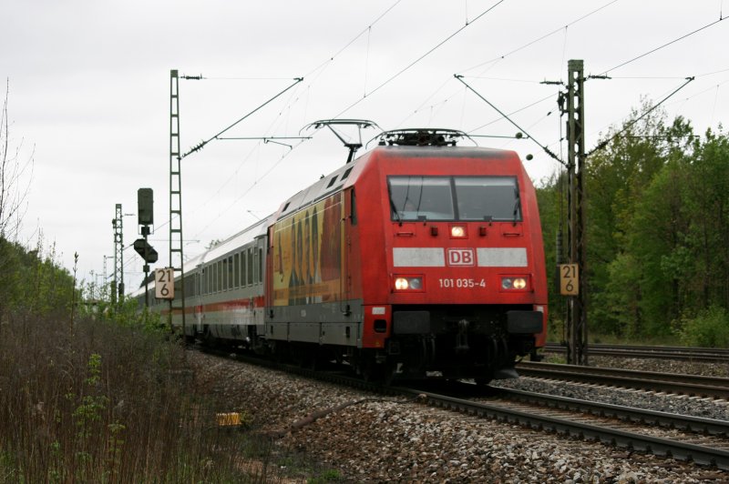 101 035 (ARD Buffet) mit EC 319 am 28.04.2009 in Haar (bei Mnchen).