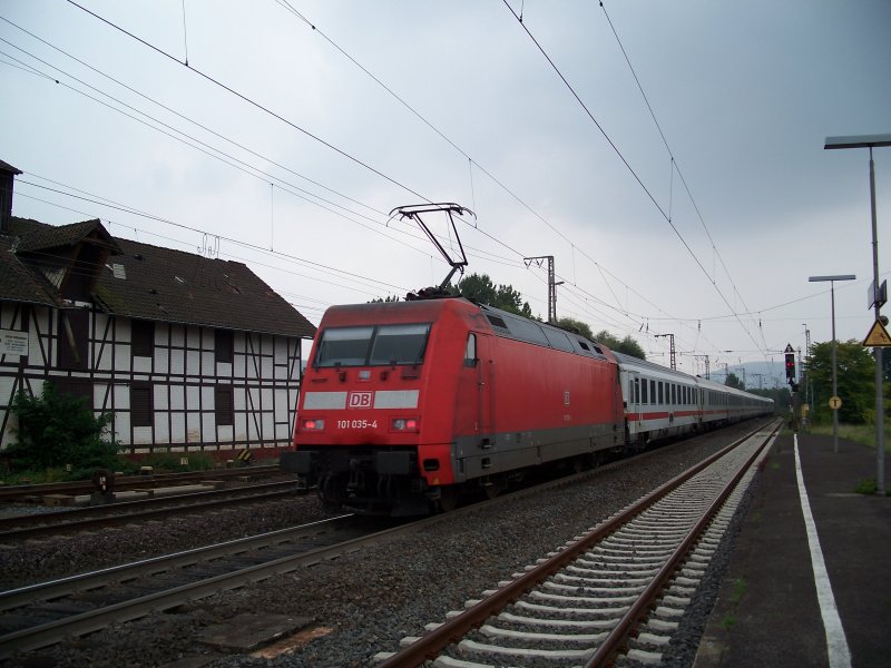 101 035 mit eine Intercity richtung Hannover in Kreiensen (26.8.2007)