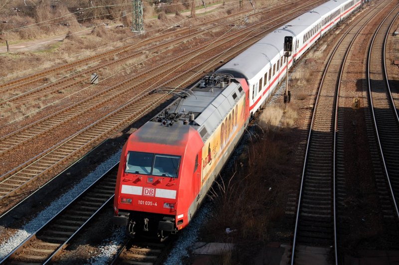 101 035 schiebt am 21.03.08 den IC 2130 nach Hannover am Rbf Halle(S) vorbei.