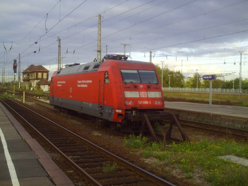 101 036-2 abgestellt zwischen Gleis 21 und 22 am 04.10.2008 in Leipzig Hbf.