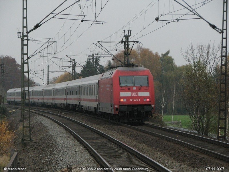 101 036-2 schiebt am 01.11.07 den IC 2038 nach Oldenburg