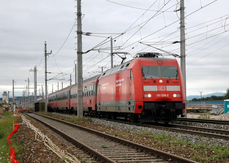 101 036 bespannte am 20.8.2005 den OIC 548 (Wien West-Salzburg). Das Foto entstand bei der Ausfahrt aus St. Valentin
