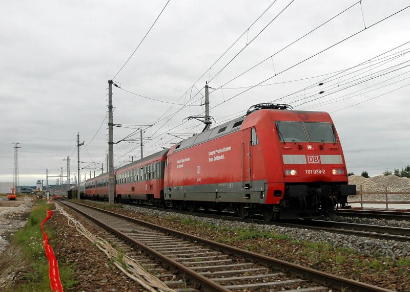 101 036 bespannte am 20.8.2005 den OIC 548 (Wien West-Salzburg). Das Foto entstand bei der Ausfahrt aus St. Valentin
