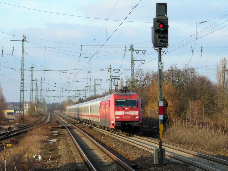 101 036 mit einem IC nach Karlsruhe kurz hinter Hannover HBF.