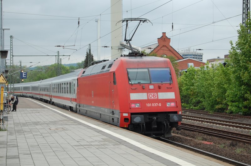 101 037-0 mit IC am 6.5.2009 bei der Ausfahrt aus Gttingen