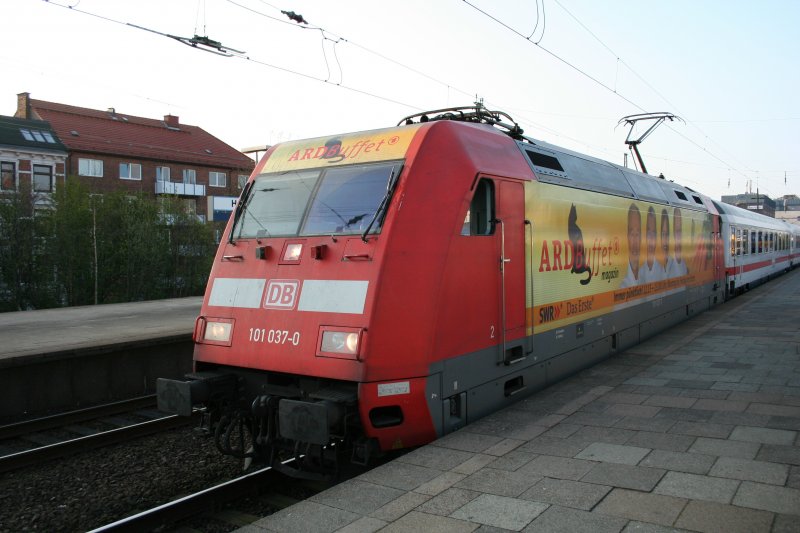 101 037-0 mit Werbung f�r das ARD Buffet am 19.4.2008 in Hamburg-Altona
