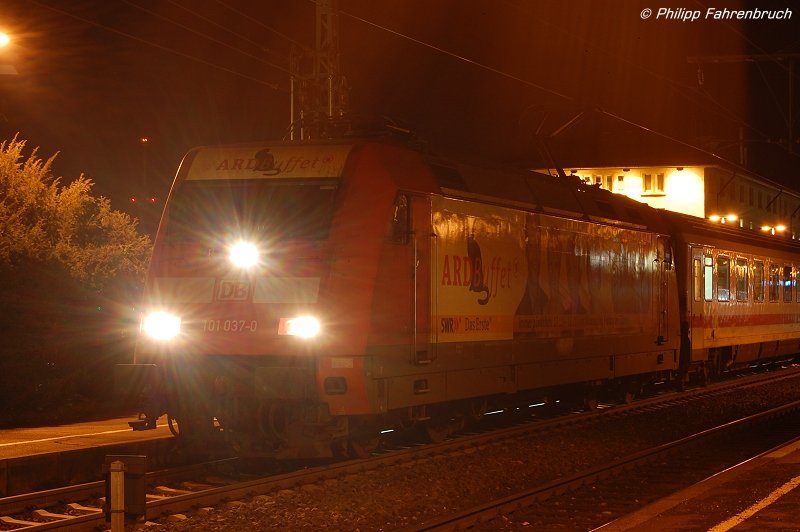 101 037-0 steht am Abend des 07.02.08 mit IC 2062 von Nrnberg Hbf nach Karlsruhe Hbf auf Gleis 1 des Aalener Bahnhofs.