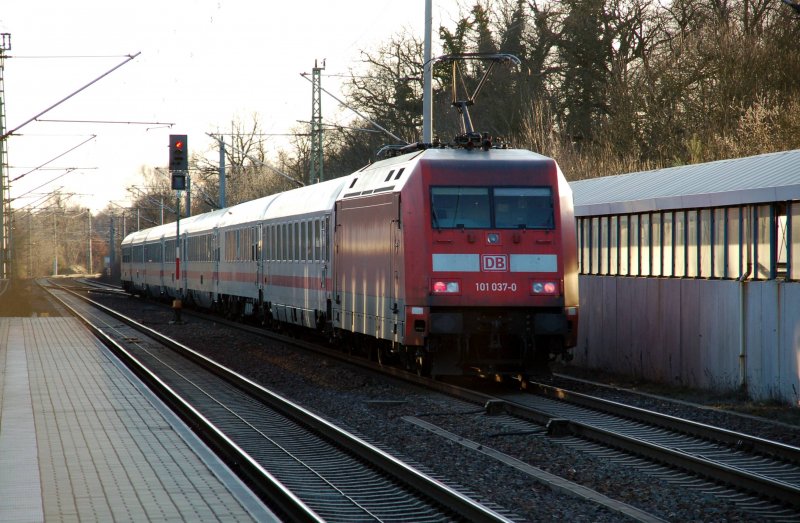 101 037 shiebt am 17.03.09 einen IC Richtung Leipzig durch Burgkemnitz.