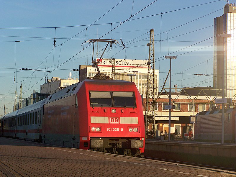 101 038-8(PEP) sonnt sich mit IC 2147 nach Leipzig in Dortmund den Rcken. Februar 2008