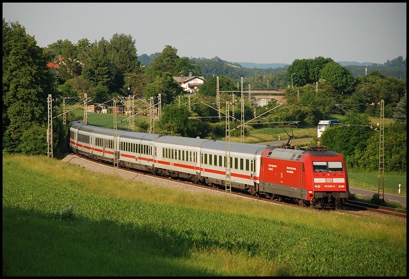 101 038 ist nach Karlsruhe Hbf unterwegs. Aufgenommen im Juni 2008 bei Mgglingen.