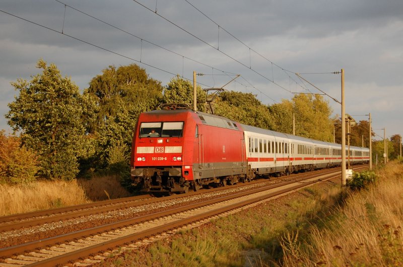101 039-6 mit IC am Abend des 30.08.2009 kurz vor �berquerung des Mittellandkanals bei Peine