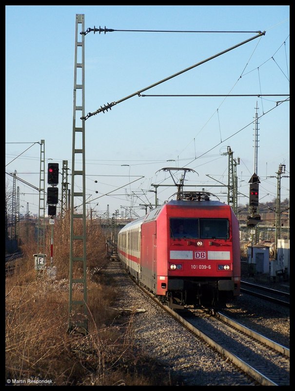 101 039 fhrt am 07.02.08 in Richtung Mnchen Hbf. Hier bei der Durchfahrt des Bahnhofes Stuttgart-Untertkheim.