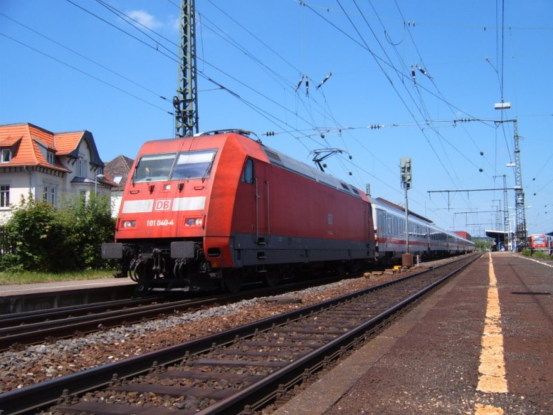 101 040-4 am 19.05.07 mit IC 2068 von Nrnberg HBF nach Karlsruhe HBF, hier beim Aufenthalt auf Gleis 1 des Aalener Bahnhofs. Nchster Halt: Schwbisch Gmnd. Gru noch an den sehr netten Tf (kurzes Signalhorn!).