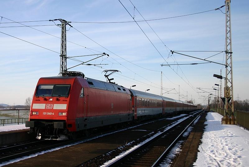 101 040-4 befhrt am 02.03.05 mit EC 177 die Elbbrcke bei Niederwartha.