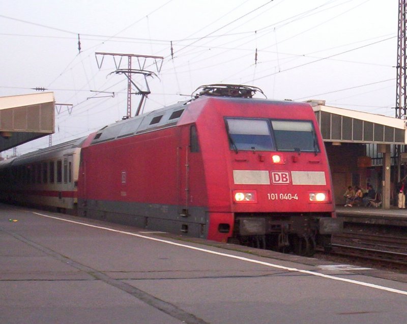 101 040-4 beschleunigt mit einem IC von Dortmund Hbf nach Stuttgart Hbf aus dem Essener Hauptbahnhof in richtung Duisburg Hbf. 11.04.2007
