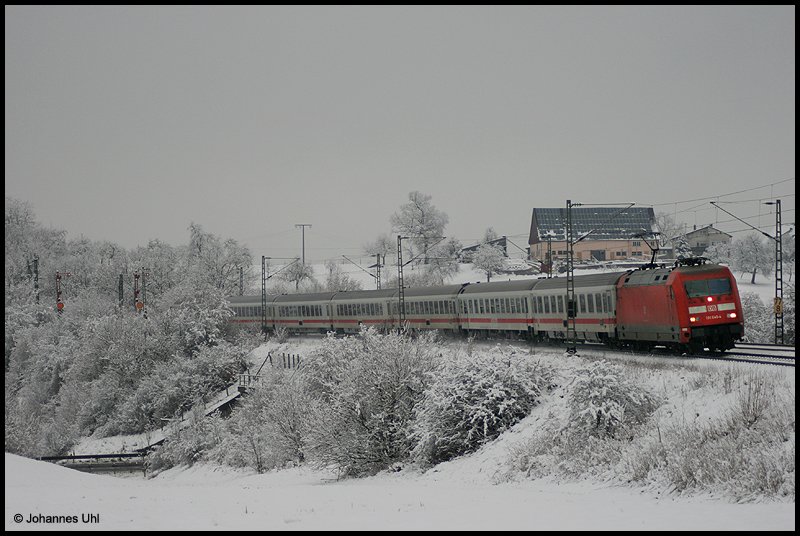 101 040-4 zog am Nachmittag des 11.12.2008 einen IC von Nrnberg nach Karlsruhe. Hier kurz nach dem passieren des Bahnhofs Goldshfe aufgenommen.