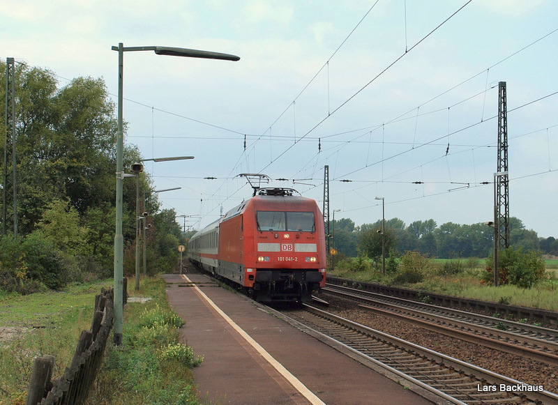 101 041-2 brettert am 26.09.09 mit IC 2375 nach Karlsruhe mit 200 km/h durch Ashausen Richtung Lneburg.