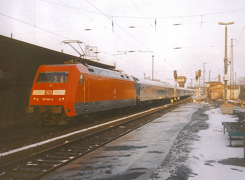101 041-2 schiebt am fr�hen abend des 14.02.1999 den leicht versp�teten IR2102/2112  Bodensee  von Konstanz nach Stralsund aus dem Erfurter Hbf. 