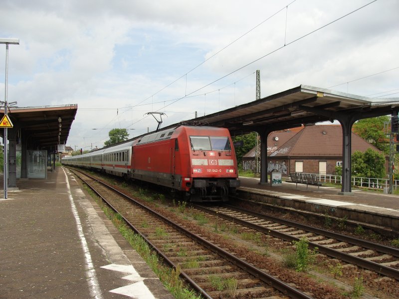 101 042-0 durchfhrt mit einigen Minuten Versptung mit IC 2035 nach Leipzig den Bahnhof Magdeburg-Buckau. Fotografiert am 22.05.2009