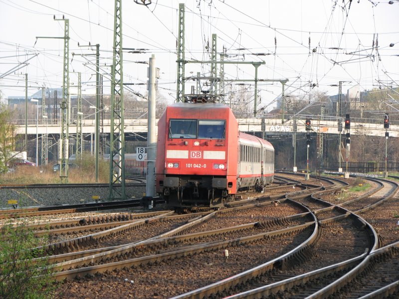 101 042-0 mit einem EC von Prag nach Hamburg zwischen Dresden-HBF und Haltepunkt Freibergerstrae.2.04.07