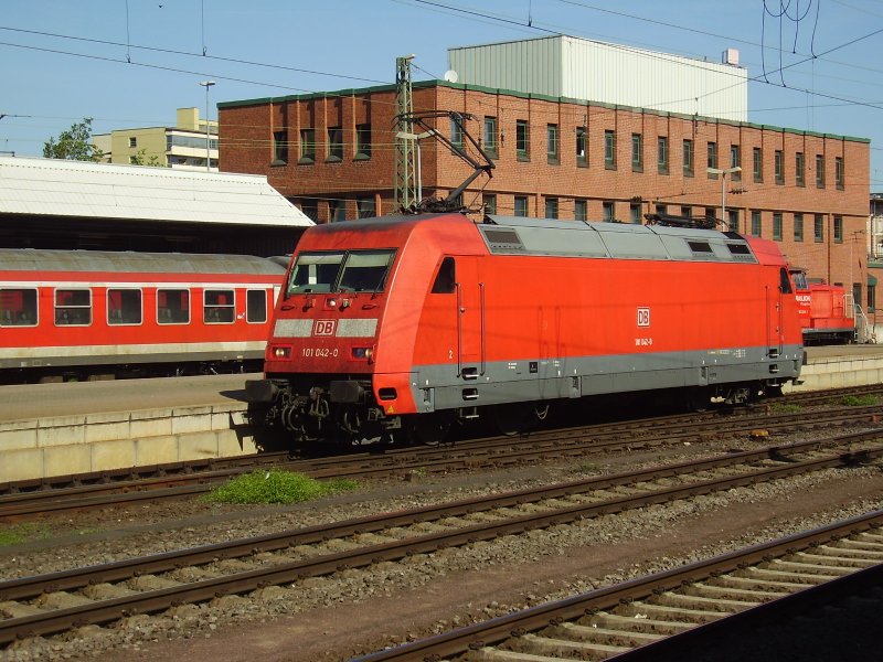 101 042-0 wartet auf seinen Einsatz vor einem IC an Gleis 8 in Koblenz.Die 101er bernehmen in Koblenz die IC´s aus Luxembourg in Richtung Norddeich-Mole von den 181er.