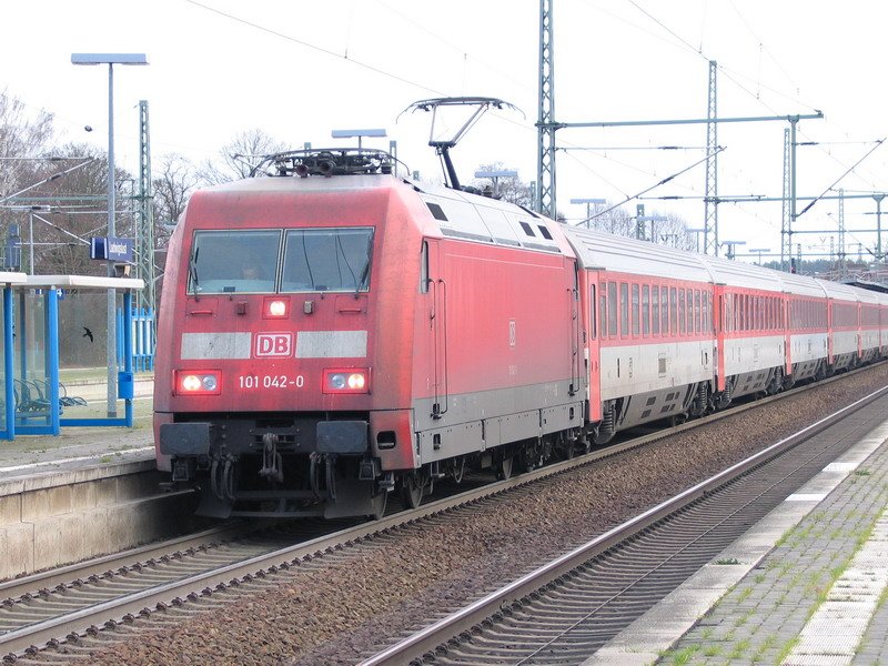 101 042 mit EC 178 im Bf. Ludwigslust
