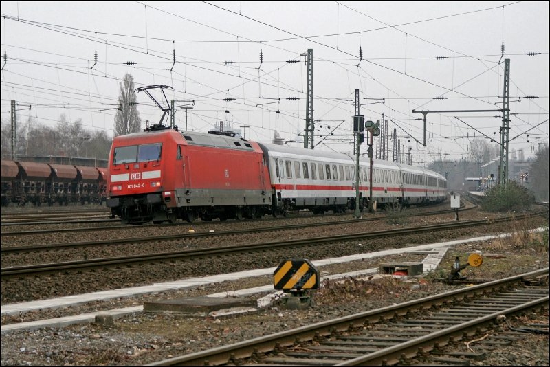 101 042 schiebt am 24.02.2008 den InterCity 2157, von Kln Hbf nach Stralsund, bei Bochum-Ehrenfeld Richtung Hamm (Westf). Dort geht es nach dem Fahrtrichtungswechsel weiter Richtung Ostseekste.