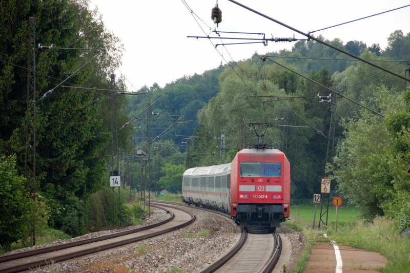 101 043-8 drckt ihren Intercity Ulm entgegen. Immer wieder entdeckt man dabei  coole  Fahrleitungsmasten.. nach innen und nach auen geneigt verrichten sie ihren stummen Dienst. 27.06.2008 in Mindelaltheim. 