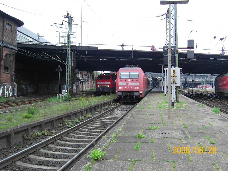101 043-8 fhrt am 28.08.08 mit IC 2373 nach Karlsruhe aus dem Hamburger Hbf. Dahinter steht 218 372-1 mit Fbz 13011 von Neumnster nach Halle.