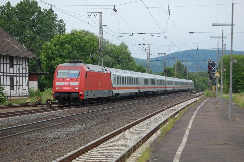 101 043-8 mit einem IC am 6.6.2009 bei der Einfahrt in Kreiensen