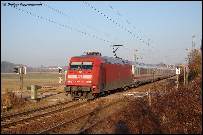 101 043-8 passiert am 19.12.07 mit IC 2066 von Nrnberg Hbf nach Karlsruhe Hbf den B Km 77 der KBS 786, in der Nhe von Aalen-Hofen. Nchster Halt des Fernzuges ist Aalen.