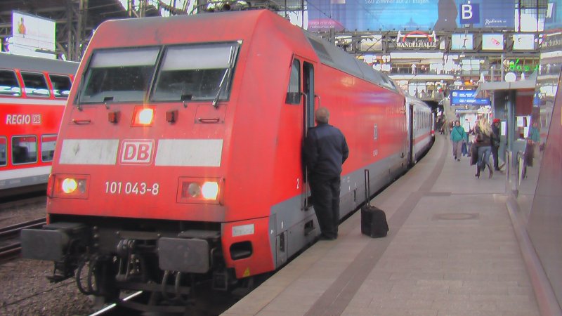 101 043-8 steht mit IC 2213 nach Stuttgart in Hamburg Hbf am 23.04.2008