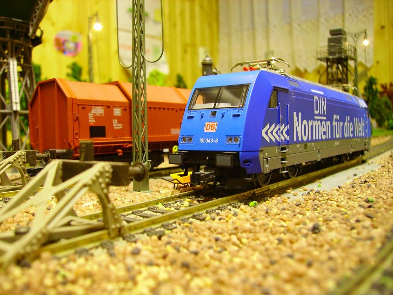 101 043-8 steht nicht ganz vorbildgerecht im Dampflok-Bw. Fleischmann 824355